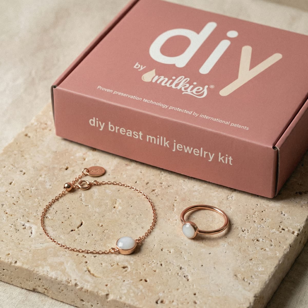 DIY by MILKIES DIY Breast Milk Jewelry Kit in Roségold: Set mit Armband und Ring, mit dem man ein Armband aus Muttermilch selber machen kann, inklusive Steinunterlage und Schmuckstücken.