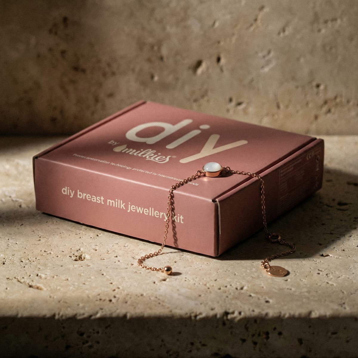 DIY by MILKIES Schmuck-Kit in rosafarbener Box mit zartem Armband, ideal, um ein Armband aus Muttermilch selber machen und als Andenken gestalten zu können.