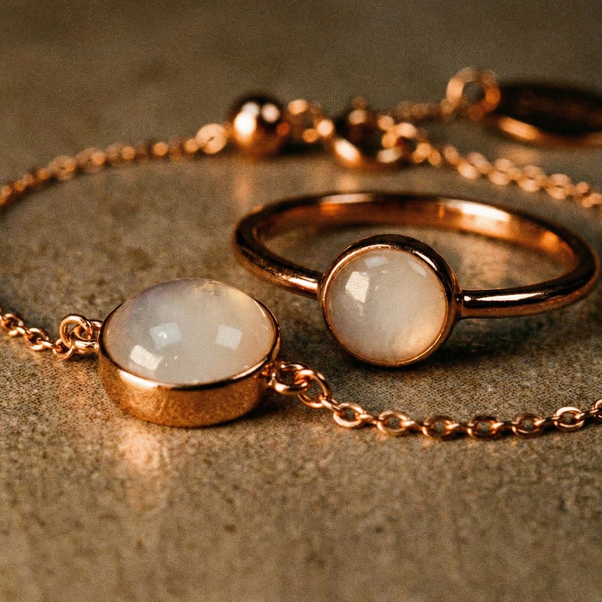 Roségoldenes Schmuck-Set aus Ring und Kette mit milchig-weißen Harzsteinen als Inspiration, wie man ein Muttermilch Armband selber machen und als persönliches Erinnerungsstück tragen kann.