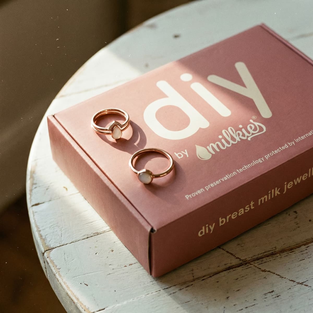 DIY by MILKIES DIY-Box mit zwei roségoldenen Schmuckringen, ideales Set, um Ringe aus Muttermilch selber machen und als persönliches Erinnerungsstück zu tragen.